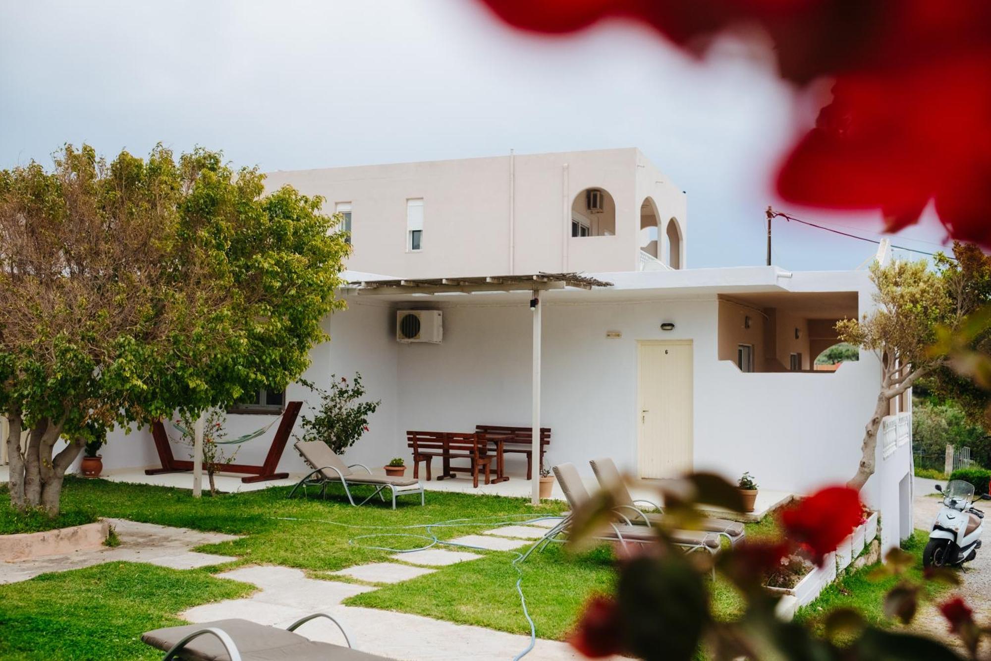 Finikas Apartments Плакиас Екстериор снимка