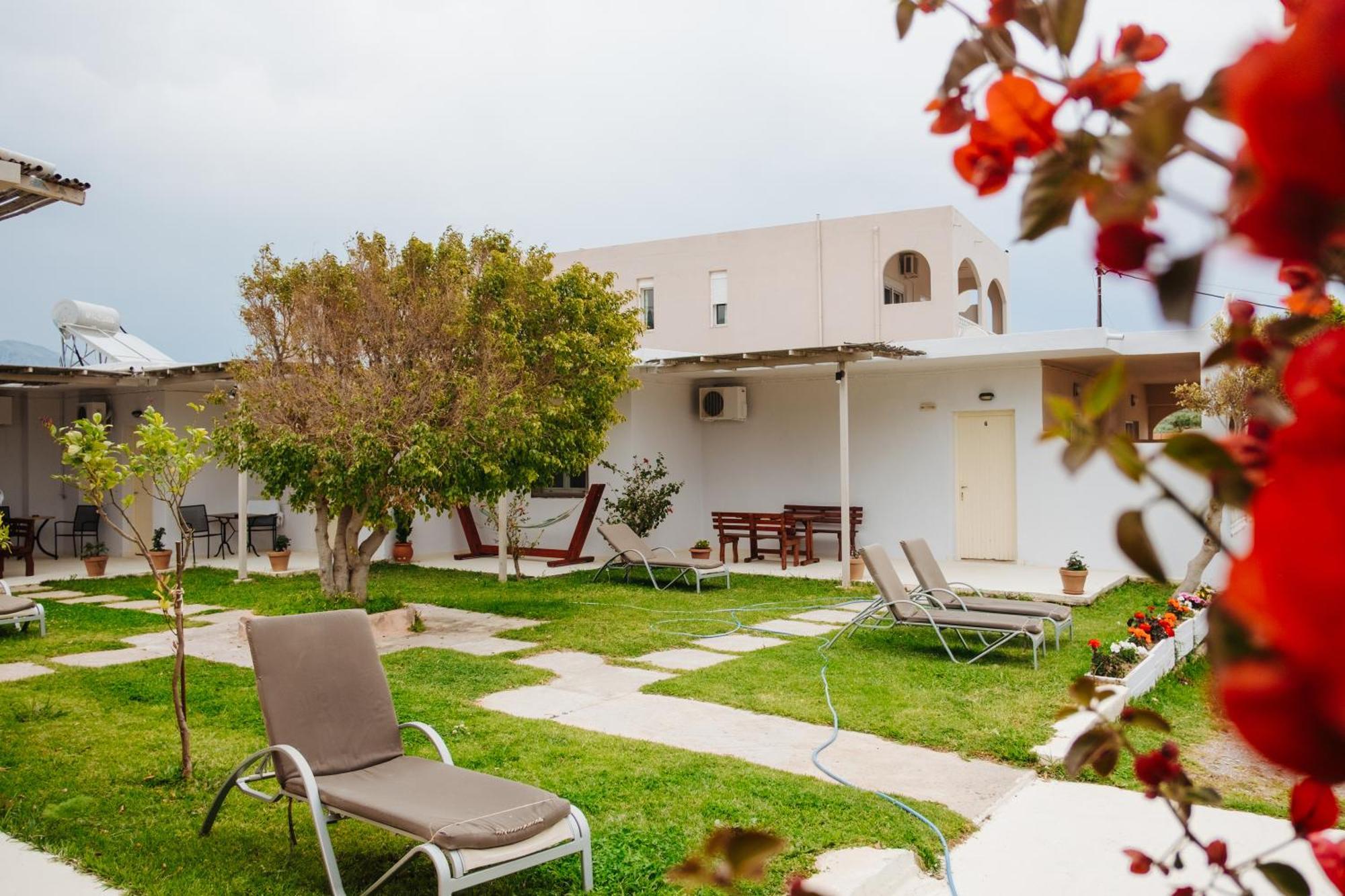 Finikas Apartments Плакиас Екстериор снимка