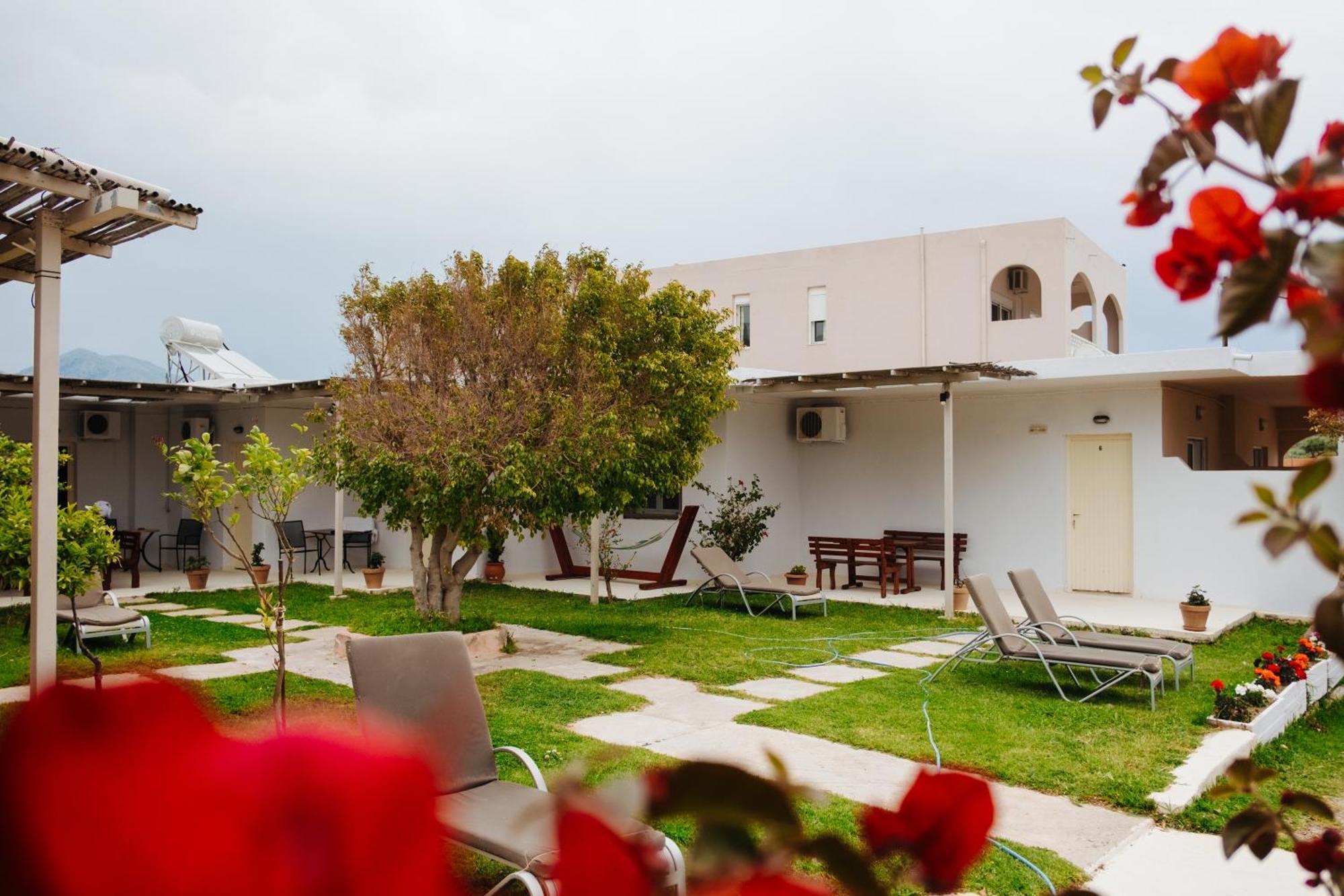 Finikas Apartments Плакиас Екстериор снимка